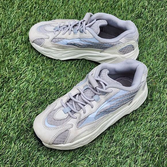 YEEZY BOOST 700 V2 GS - Kids Shoes - SIZE 1Y - Picture 1 of 10